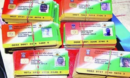 आयुष्मान भारत योजना के तहत बनने वाले गोल्डन कार्ड पर भी अब उठने लगे सवाल, प्रदेश सरकार ने 120 गोल्डन कार्डों को बताया संदिग्ध आयुष्मान भारत योजना के तहत बनने वाले गोल्डन कार्ड पर भी अब उठने लगे सवाल, प्रदेश सरकार ने 120 गोल्डन कार्डों को बताया संदिग्ध