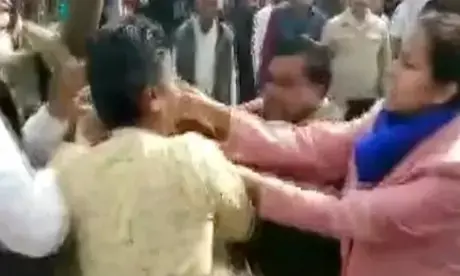 MP: राजगढ़ में महिला डिप्टी कलेक्टर को धक्का देने के मामले पर 2 पर FIR, 1 गिरफ्तार MP: राजगढ़ में महिला डिप्टी कलेक्टर को धक्का देने के मामले पर 2 पर FIR, 1 गिरफ्तार