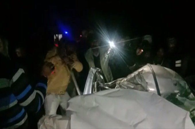 शाहजहांपुर: बारातियों से भरी कार पेड़ से टकराकर खाई में गिरी, पांच की मौत शाहजहांपुर: बारातियों से भरी कार पेड़ से टकराकर खाई में गिरी, पांच की मौत