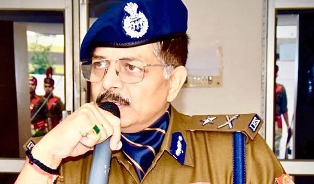 नोएडा पुलिस कमिश्नर आलोक सिंह ने किये दो सिपाही निलंबित, दूध चोरी करने में आया था नाम नोएडा पुलिस कमिश्नर आलोक सिंह ने किये दो सिपाही निलंबित, दूध चोरी करने में आया था नाम