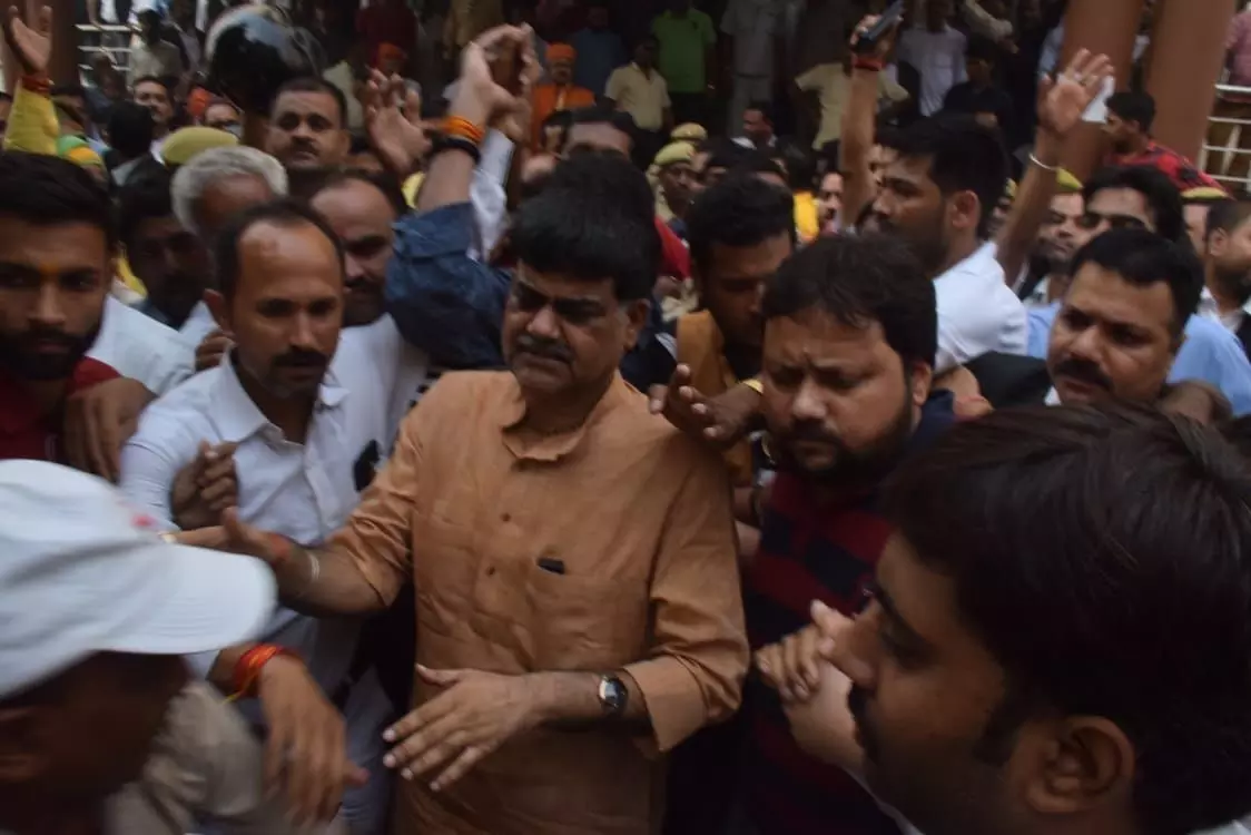 सपा विधायक की हत्या में जेल में बंद भाजपा के पूर्व विधायक उदयभान करवरिया क़ी पेरोल हुई मंजूर सपा विधायक की हत्या में जेल में बंद भाजपा के पूर्व विधायक उदयभान करवरिया क़ी पेरोल हुई मंजूर