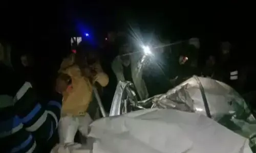 शाहजहांपुर: बारातियों से भरी कार पेड़ से टकराकर खाई में गिरी, पांच की मौत