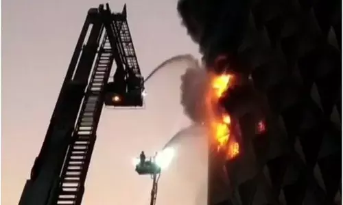 गुजरात : सूरत के रघुवीर कपड़ा मार्केट में भीषण आग, 40 से ज्यादा दमकल की गाड़ियां मौके पर