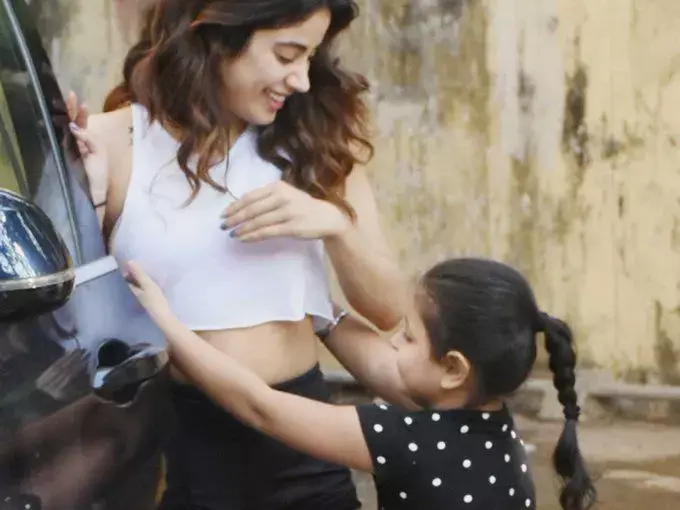 जान्हवी कपूर को देखते ही उनकी छोटी से फैन ने ये क्या किया? देखिये वो तस्वीर ...