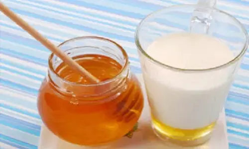 गर्म दूध में शहद मिलाकर पीने से होते हैं जबरदस्त फायदें! गर्म दूध में शहद मिलाकर पीने से होते हैं जबरदस्त फायदें!
