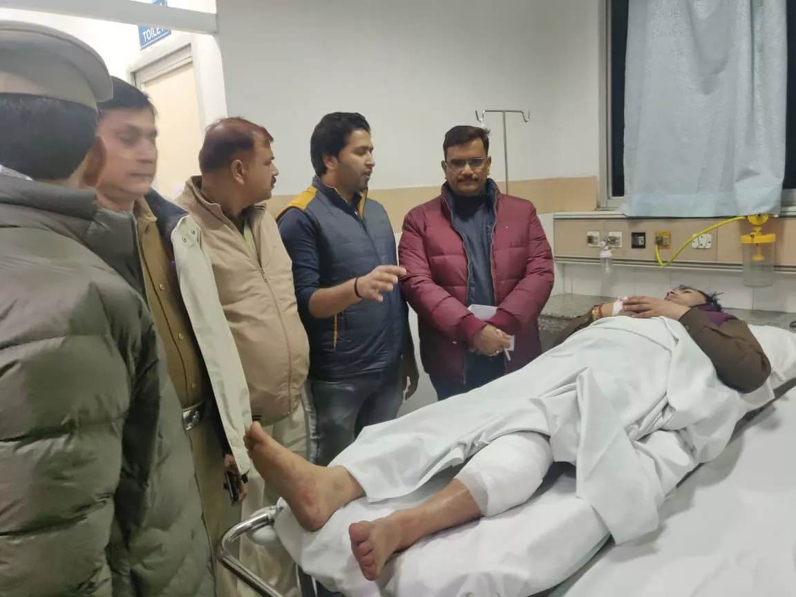 नोएडा में धोखे चली गोली से घायल सिपाही को देखने अस्पताल पहुंचे डीसीपी थर्ड नोएडा में धोखे चली गोली से घायल सिपाही को देखने अस्पताल पहुंचे डीसीपी थर्ड