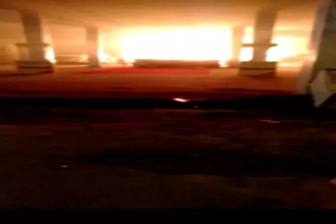 ग्वालियर व्यापार मेले में कार शो-रूम में भीषण आग, 1 करोड़ की गाड़ियां जलकर खाक