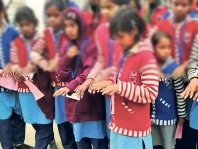 टीचर की मार से 29 छात्राओं की सूज गई हथेलियाँ