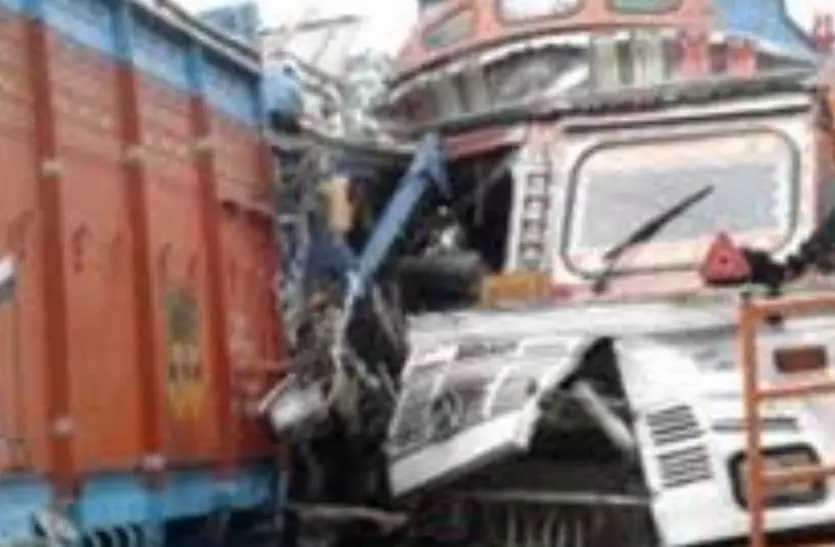 उन्नाव में गंगा नदी के पुल पर दो ट्रक भिड़े, दो की मौत