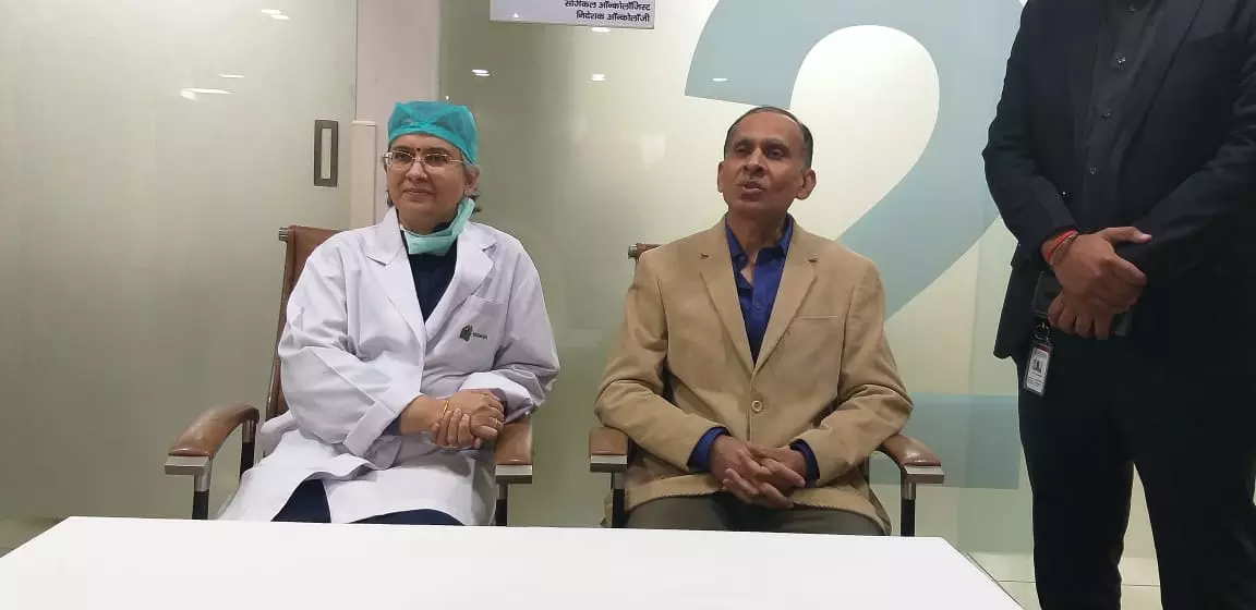 अस्पताल परिसर में मीडिया से मुखातिब डॉ (ब्रिगेडियर) अरविंद कुमार त्यागी व डॉ रीना गुप्ता जैन।