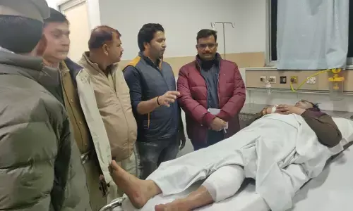नोएडा में धोखे चली गोली से घायल सिपाही को देखने अस्पताल पहुंचे डीसीपी थर्ड नोएडा में धोखे चली गोली से घायल सिपाही को देखने अस्पताल पहुंचे डीसीपी थर्ड