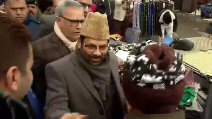 केंद्रीय मंत्री मुख्तार अब्बास नकवी श्रीनगर के लाल चौक पहुंचे केंद्रीय मंत्री मुख्तार अब्बास नकवी श्रीनगर के लाल चौक पहुंचे