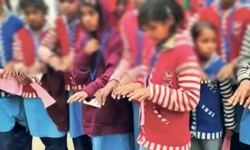 टीचर की मार से 29 छात्राओं की सूज गई हथेलियाँ टीचर की मार से 29 छात्राओं की सूज गई हथेलियाँ