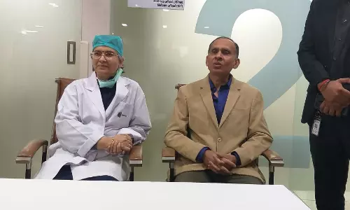 अस्पताल परिसर में मीडिया से मुखातिब डॉ (ब्रिगेडियर) अरविंद कुमार त्यागी व डॉ रीना गुप्ता जैन।