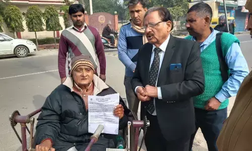 असहाय व्यक्ति की सहायता करने के दौरान तसल्लीबख्श बातचीत करते हुए समाजसेवी के के शर्मा