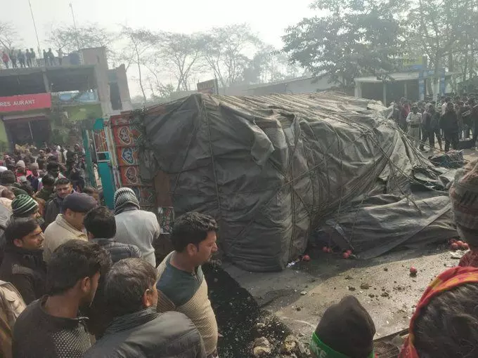 बिहार के पूर्णिया में ट्रक और एम्बुलेंस की टक्कर, तीन की मौत दो घायल