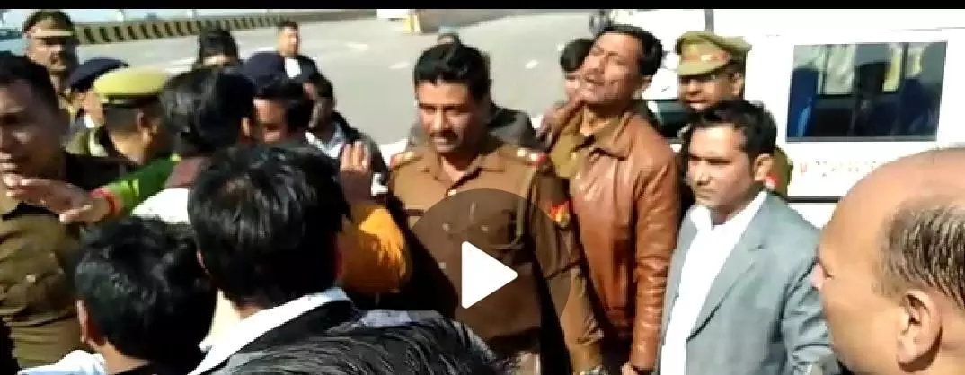 बीजेपी अध्यक्ष के स्वागत में महिला पुलिस कर्मी और मिडिया कर्मियों से भिड़े बीजेपी कार्यकर्ता, बोले ये यादव सरकार नहीं है!