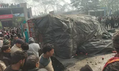 बिहार के पूर्णिया में ट्रक और एम्बुलेंस की टक्कर, तीन की मौत दो घायल बिहार के पूर्णिया में ट्रक और एम्बुलेंस की टक्कर, तीन की मौत दो घायल