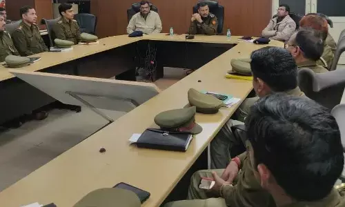 नोएडा: अपर पुलिस आयुक्त ने ली चौकी इंचार्ज की मीटिंग, कर्तव्य के प्रति सचेत रहने को लेकर दी हिदायत