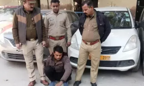 एक शातिर वाहन चोर को नोएडा पुलिस ने किया गिरफ्तार,कब्जे से 6 कार,एक टेंपों व तीन मोटरसाइकिल बरामद