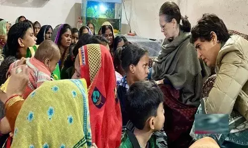 सोनिया और प्रियंका ने की हादसे में मृत लोगों के परिजनों से मुलाकात सोनिया और प्रियंका ने की हादसे में मृत लोगों के परिजनों से मुलाकात