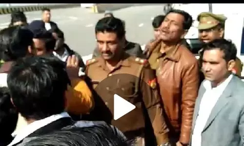 बीजेपी अध्यक्ष के स्वागत में महिला पुलिस कर्मी और मिडिया कर्मियों से भिड़े बीजेपी कार्यकर्ता, बोले ये यादव सरकार नहीं है!