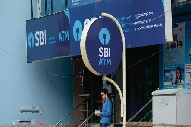 SBI ने ग्राहकों को दी चेतावनी: ATM कार्ड के साथ ऐसा न करें नही तो हो जाएगा खाता खाली
