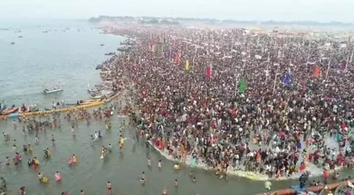 मौनी अमावस्या पर 1 करोड़ से अधिक श्रद्धालुओं ने संगम में लगाई आस्था की डुबकी, हेलीकॉप्टर से होती रही पुष्पवर्षा