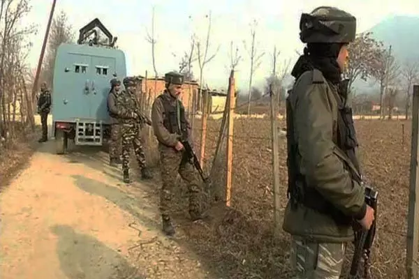 जम्मू-कश्मीरः श्रीनगर के नूरबाग इलाके में आतंकियों ने पुलिस चौकी पर फेंके ग्रेनेड, 2 जवान घायल जम्मू-कश्मीरः श्रीनगर के नूरबाग इलाके में आतंकियों ने पुलिस चौकी पर फेंके ग्रेनेड, 2 जवान घायल