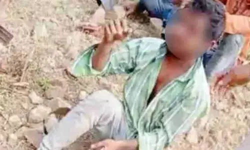 साली से अवैध संंबंध रखने पर ससुराल वालों ने जीजा को नंगा कर पीटा, फिर गाँव में निकाला जुलुस , वीडियो वायरल साली से अवैध संंबंध रखने पर ससुराल वालों ने जीजा को नंगा कर पीटा, फिर गाँव में निकाला जुलुस , वीडियो वायरल