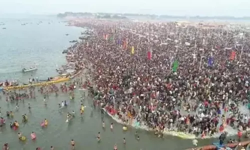 मौनी अमावस्या पर 1 करोड़ से अधिक श्रद्धालुओं ने संगम में लगाई आस्था की डुबकी, हेलीकॉप्टर से होती रही पुष्पवर्षा