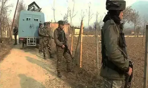 जम्मू-कश्मीरः श्रीनगर के नूरबाग इलाके में आतंकियों ने पुलिस चौकी पर फेंके ग्रेनेड, 2 जवान घायल जम्मू-कश्मीरः श्रीनगर के नूरबाग इलाके में आतंकियों ने पुलिस चौकी पर फेंके ग्रेनेड, 2 जवान घायल