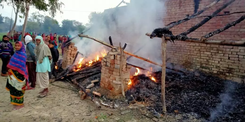 यूपी के बाराबंकी में दलितों का घर जला, दूल्हा समेत पांच को जेल