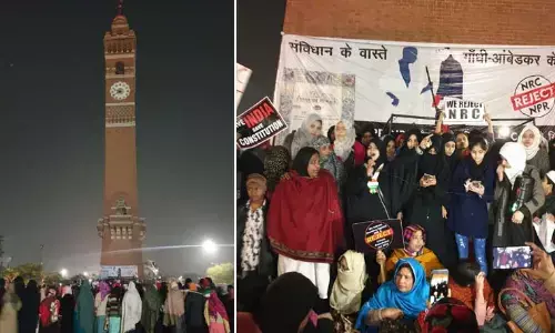 लखनऊ के घंटाघर में पुलिस ने की बड़ी कार्रवाई, सपा नेता सहित कई महिलाएं गिरफ्तार लखनऊ के घंटाघर में पुलिस ने की बड़ी कार्रवाई, सपा नेता सहित कई महिलाएं गिरफ्तार