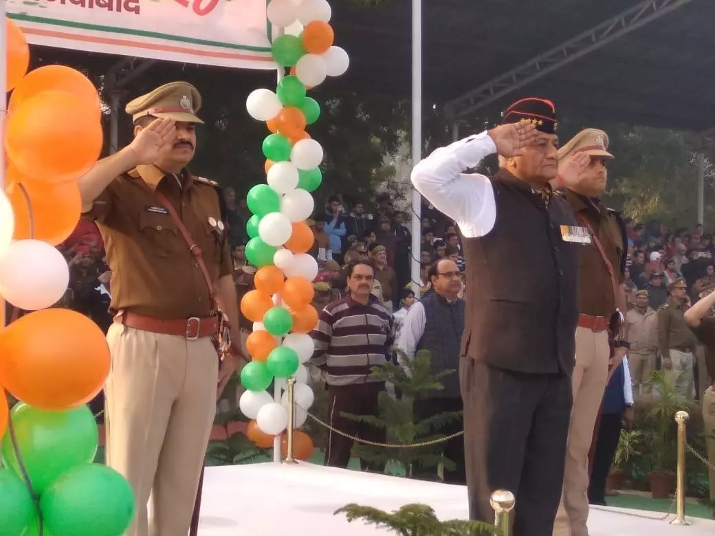 गाजियाबाद में मंत्री जनरल वीके सिंह ने पुलिस लाइन में किया ध्वजारोहण, एसएसपी ने दिलाई नैतिकता की शपथ