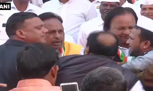 गणतंत्र दिवस समारोह के दौरान 2 कांग्रेसी नेताओं के बीच हुई झड़प