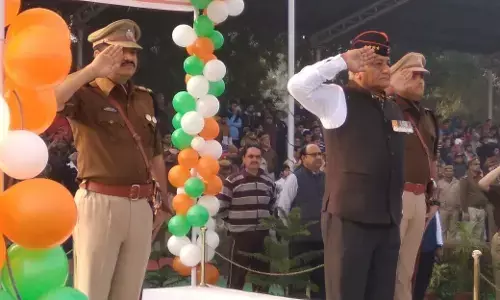 गाजियाबाद में मंत्री जनरल वीके सिंह ने पुलिस लाइन में किया ध्वजारोहण, एसएसपी ने दिलाई नैतिकता की शपथ