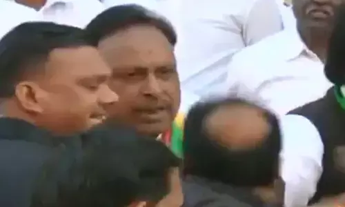 VIDEO : मंच पर चढ़ने को लेकर कांग्रेस कार्यकर्ताओं में चले लात-घूंसे, पुलिस को करना पड़ा बीच बचाव