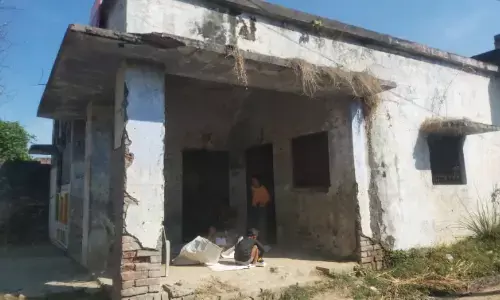 जर्जर भवन में पढ़ रहे आंगनवाड़ी के बच्चों के सिर पर मंडरा रही है मौत!