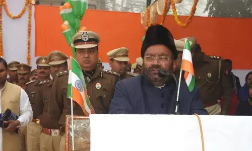 पीलीभीत में मंत्री और एसपी की मौजूदगी में तिरंगा का अपमान, उलटे लगे थे छोटे छोटे तिरंगे पीलीभीत में मंत्री और एसपी की मौजूदगी में तिरंगा का अपमान, उलटे लगे थे छोटे छोटे तिरंगे