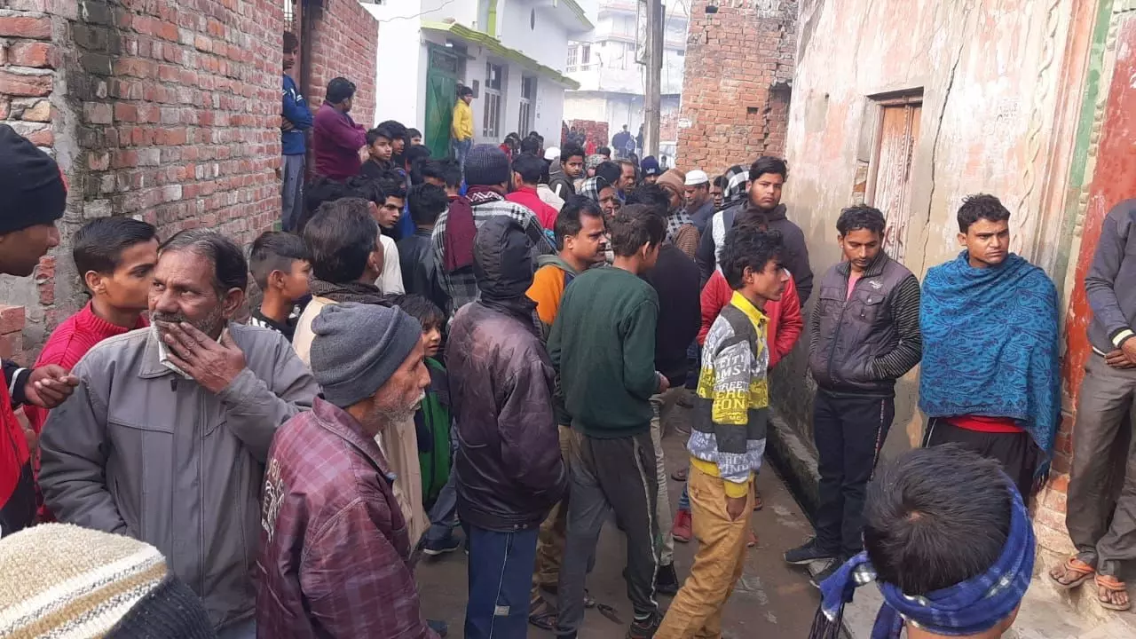 लखीमपुर खीरी में विक्षिप्त व्यक्ति ने परिवार पर किया कुल्हाड़ी से हमला, भाई बीबी की मौके पर मौत, माँ बाप घायल