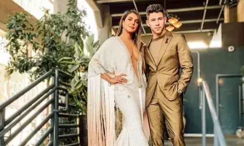 ग्रैमी अवार्ड्स 2020 शो में पति संग सेक्सी अंदाज में पहुंचीं प्रियंका चोपड़ा, देखें हॉट फोटोज ग्रैमी अवार्ड्स 2020 शो में पति संग सेक्सी अंदाज में पहुंचीं प्रियंका चोपड़ा, देखें हॉट फोटोज