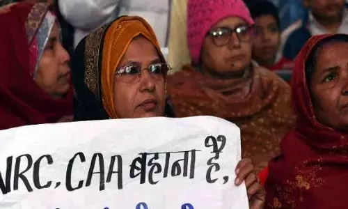 प्रयागराज के मंसूर पार्क में चल रहे धरने में युवती ने छेड़खानी लगाया आरोप