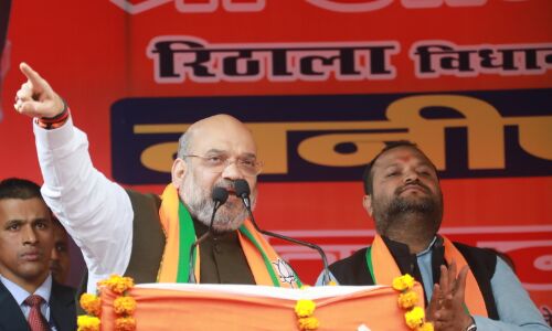 अमित शाह ने पूछा दिलचस्प सवाल- विपक्ष का वोट बैंक कहां है? भीड़ ने दिया ये जवाब.... अमित शाह ने पूछा दिलचस्प सवाल- विपक्ष का वोट बैंक कहां है? भीड़ ने दिया ये जवाब....