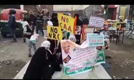 मुरादाबाद में सीएए के खिलाफ महिलाओं ने दिया धरना, पुलिस ने मौके से भगाया मुरादाबाद में सीएए के खिलाफ महिलाओं ने दिया धरना, पुलिस ने मौके से भगाया