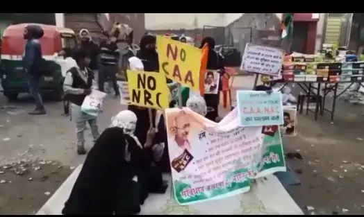मुरादाबाद में सीएए के खिलाफ महिलाओं ने दिया धरना, पुलिस ने मौके से भगाया मुरादाबाद में सीएए के खिलाफ महिलाओं ने दिया धरना, पुलिस ने मौके से भगाया