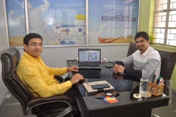 इन दो लडकों ने नौकरी छोड़कर 10 लाख रूपये से शुरू किया व्यापार, कमा रहे है अब करोड़ों रूपये!