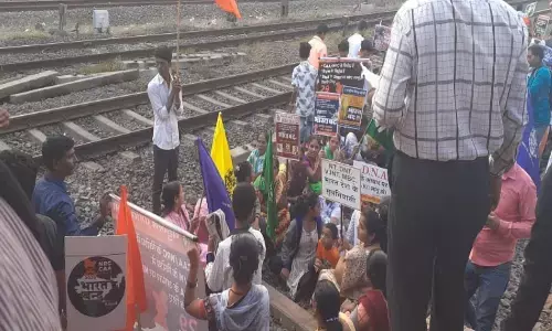 CAA, NRC के खिलाफ भारत बंद, मुंबई में दिखा असर, प्रदर्शनकारियों ने किया ये काम CAA, NRC के खिलाफ भारत बंद, मुंबई में दिखा असर, प्रदर्शनकारियों ने किया ये काम