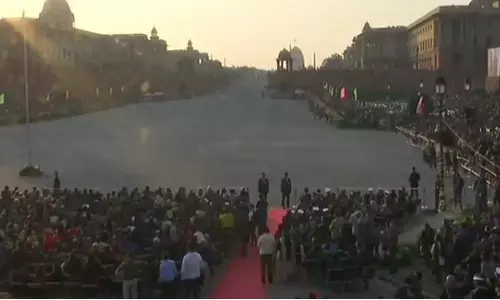 LIVE : दिल्ली के विजय चौक पर शुरू हुआ बीटिंग रिट्रीट समारोह LIVE : दिल्ली के विजय चौक पर शुरू हुआ बीटिंग रिट्रीट समारोह