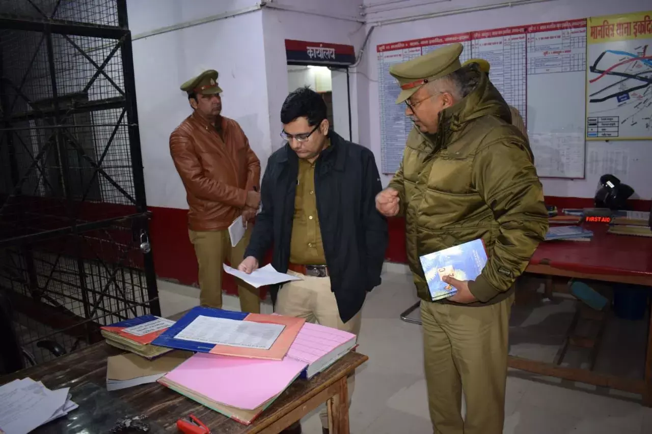 एसएसपी आकाश तोमर ने किया थाना इकदिल एवं थाना बकेवर का औचक निरीक्षण